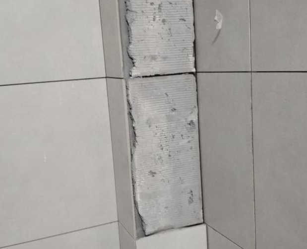 光泽瓷砖空鼓维修公司分享下瓷砖施工前基层浇水润湿程度不足，可能导致以下问题